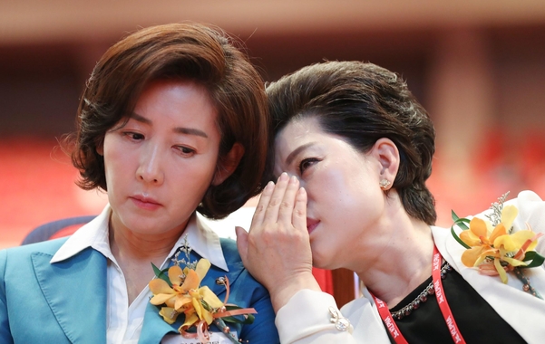 자유한국당 나경원(왼쪽) 원내대표가 14일 서울 광진구 세종대학교에서 열린 대한간호조무사협회 창립 46주년 기념식에서 홍옥녀(오른쪽) 협회장의 이야기를 듣고 있다. /연합뉴스