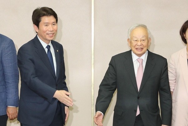 더불어민주당 이인영(왼쪽) 원내대표가 12일 오후 서울 마포구 한국경영자총협회를 방문해 손경식(오른쪽) 경총 회장 등과 기념촬영을 하며 자리를 안내하고 있다./연합뉴스