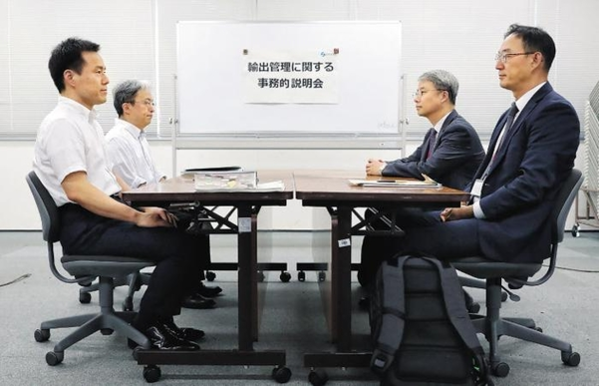 일본의 수출 규제 조치 후 양국 과장급 첫 실무회의가 12일 일본 도쿄 경제산업성 별관에서 열렸다. 회의가 아닌 ‘설명회’라는 A4 용지가 붙은 화이트보드 양편에 양복 정장을 한 한국 산업통상자원부 전찬수(오른쪽부터)·한철희 과장과, 노타이에 반소매 셔츠 차림의 일본 경산성 이와마쓰 준(왼쪽부터)·이가리 가쓰로 과장이 마주 보고 앉아 있다. /AFP 연합뉴스