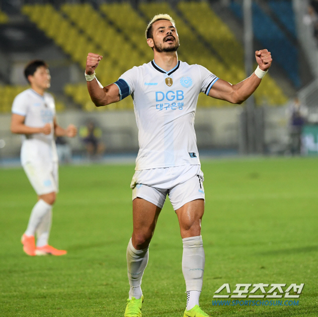 성남 FC와 대구 FC의 2019 K리그 1 21라운드 경기가 14일 성남 탄천종합운동장에서 열렸다. 대구가 1대0으로 승리했다. 경기 종료 후 기쁨을 나누는 대구 선수들의 모습. 성남=허상욱 기자 wook@sportschosun.com/2019.07.14/