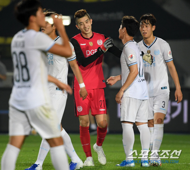 성남 FC와 대구 FC의 2019 K리그 1 21라운드 경기가 14일 성남 탄천종합운동장에서 열렸다. 대구가 1대0으로 승리했다. 경기 종료 후 기쁨을 나누는 대구 선수들의 모습. 성남=허상욱 기자 wook@sportschosun.com/2019.07.14/