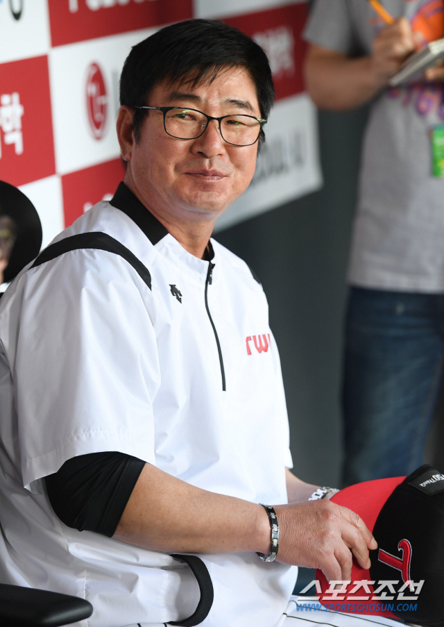 LG 트윈스와 SK 와이번스의 2019 KBO 리그 경기가 25일 잠실구장에서 예정된 가운데 양팀 선수단이 훈련을 펼쳤다. LG 류중일 감독이 취재진과 이야기를 나누고 있다. 잠실=허상욱 기자 wook@sportschosun.com/2019.06.25/