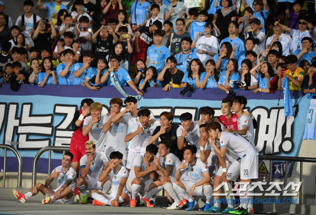 성남 FC와 대구 FC의 2019 K리그 1 21라운드 경기가 14일 성남 탄천종합운동장에서 열렸다. 대구가 1대0으로 승리했다. 경기 종료 후 팬들과 함께 기쁨을 나누는 대구 선수들의 모습. 성남=허상욱 기자 wook@sportschosun.com/2019.07.14/