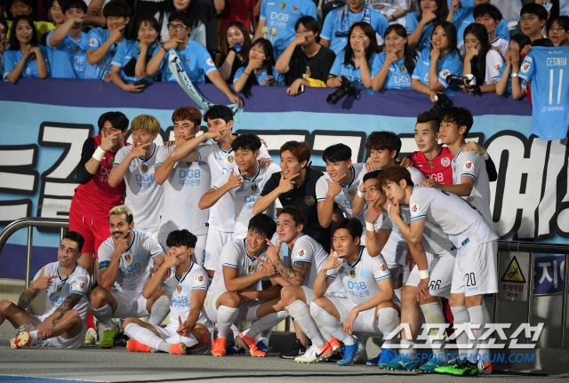 성남 FC와 대구 FC의 2019 K리그 1 21라운드 경기가 14일 성남 탄천종합운동장에서 열렸다. 대구가 1대0으로 승리했다. 경기 종료 후 팬들과 함께 기쁨을 나누는 대구 선수들의 모습. 성남=허상욱 기자 wook@sportschosun.com/2019.07.14/