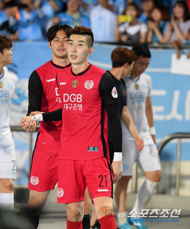 성남 FC와 대구 FC의 2019 K리그 1 21라운드 경기가 14일 성남 탄천종합운동장에서 열렸다. 대구가 1대0으로 승리했다. 경기 종료 후 팬들과 함께 기쁨을 나누는 대구 선수들의 모습. 성남=허상욱 기자 wook@sportschosun.com/2019.07.14/