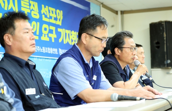 김명환 민주노총 위원장이 15일 서울 민주노총 대회의실에서 열린 '7.18 민주노총 총파업’ 기자회견에서 발언하고 있다. / 연합뉴스