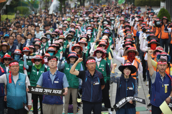 15일 오후 서울 국회 앞에서 열린 ‘노동개악저지! 노동기본권쟁취! 비정규직철폐! 재벌개혁! 노동탄압분쇄! 최저임금 1만 원 폐기규탄 민주노총 결의대회’에서 참가자들이 요구가 담긴 손팻말을 들고 있다. /연합뉴스