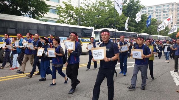 15일 오후 서울 여의도 국회 앞 집회를 마친 민주노총 조합원들이 더불어민주당사까지 행진하고 있다. /박소정 기자