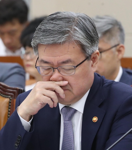 이재갑 고용노동부 장관이 15일 국회 환경노동위원회 전체회의에 굳은 표정으로 참석해 있다. / 연합뉴스