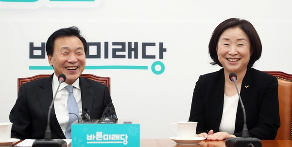 바른미래당 손학규(왼쪽) 대표와 정의당 심상정 대표가 17일 국회에서 만나고 있다./연합뉴스