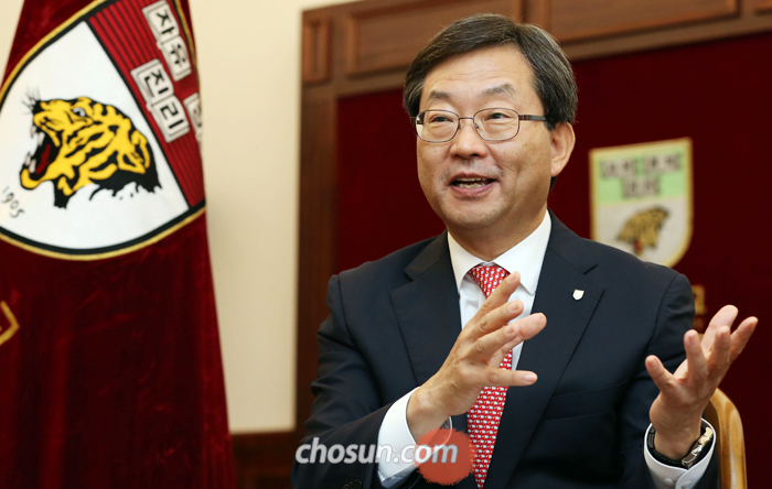 정진택 고려대 총장은 고려대 114년 역사상 첫 공대 출신 총장이지만 “기술보다는 인간이 더 중요하다”고 했다. 그는 본지 인터뷰에서 “대학이 윤리적 사고를 할 수 있는 인재를 키워야 한다”고 강조했다.