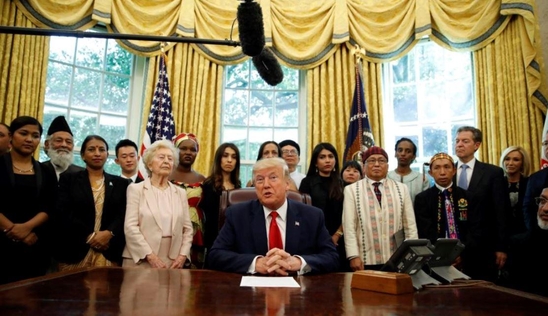  도널드 트럼프 미국 대통령이 17일 백악관에서 세계 각국의 종교박해 생존자들을 면담했다. 왼쪽에서 네번째가 탈북민 주일룡 씨. /연합뉴스