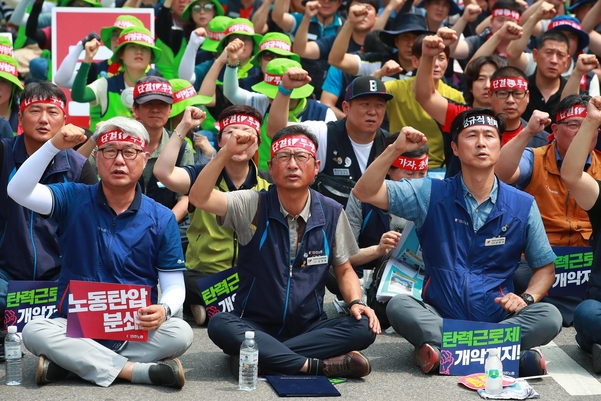 김명환 민주노총 위원장(가운데)과 조합원들이 18일 오후 서울 여의도 국회 앞에서 열린 총파업 대회에 참가해 구호를 외치고 있다. /연합뉴스