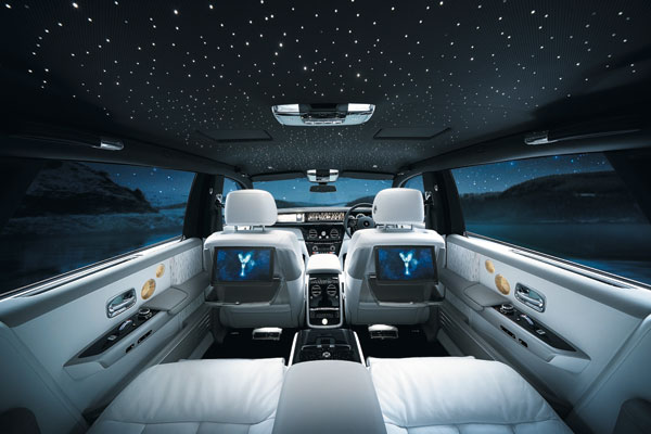 영국의 고급차 브랜드 롤스로이스가 만든 '팬텀 트랭퀼리티' 차량의 실내 모습. 광섬유 램프를 활용해 차량 천장에 고요한 밤하늘을 표현했다.