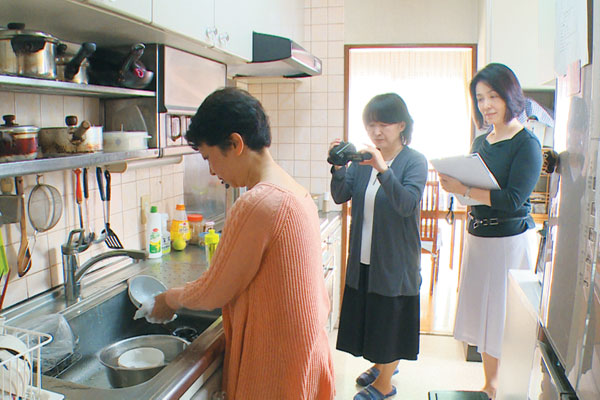 일본의 생활용품 기업 가오는 더 좋은 제품을 만들기 위해 가정 방문 프로그램을 운영한다. 소비자가 설거지 세제 등을 쓰는 현장을 직접 관찰하고 의견도 청취한다.