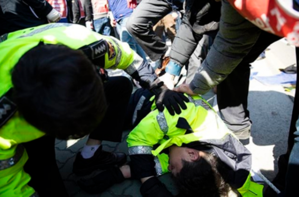 지난 4월 3일 민주노총 노조원들이 국회 경내를 진입 시도하면서, 쓰러진 경찰을 폭행하고 있다. / 연합뉴스