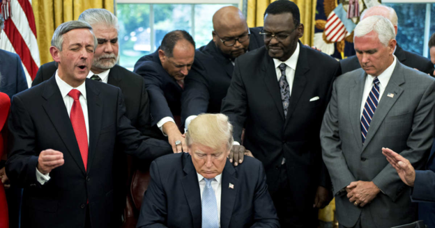 복음주의 지도자들이 백악관에서 도널드 트럼프 대통령을 위해 기도하고 있다. /트위터 캡처