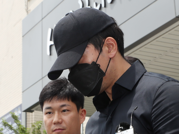 프로농구 인천 전자랜드 소속 정병국 선수가 19일 영장실질심사를 받기 위해 인천시 남동경찰서를 나오고 있다. /연합뉴스