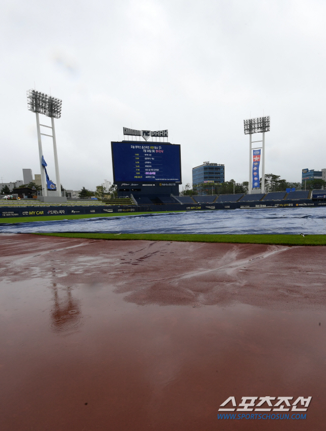 20일 창원NC파크에서 펼쳐질 예정이던 2019 KBO 리그 퓨쳐스리그 올스타전이 우천으로 취소됐다. 창원NC파크 그라운드에 방수포가 덮여져 있는 모습. 퓨처스 올스타전이 취소된 것은 지난 2012년(창원), 2014년(광주)에 이어 세 번째다. 창원=허상욱 기자 wook@sportschosun.com/2019.07.20/