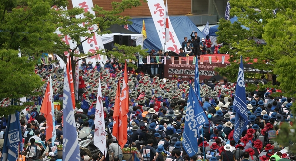 지난 5월 27일부터 31일까지 현대중공업 노조가 이 회사 주주총회가 열릴 예정이었던 울산 동구 한마음회관을 불법 점거하고 시위를 벌였다. / 연합뉴스