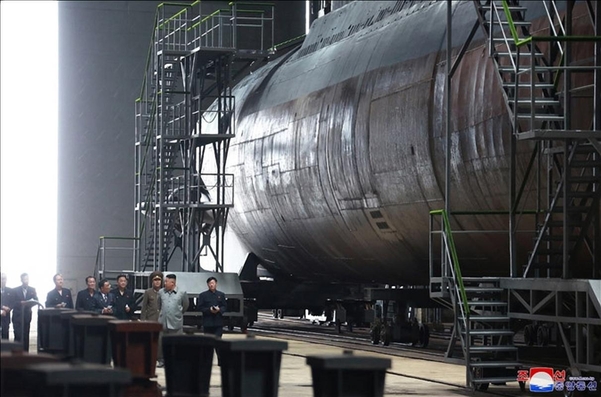  김정은 북한 국무위원장이 새로 건조한 잠수함을 시찰했다고 조선중앙통신이 23일 보도했다. 중앙통신이 이날 홈페이지에 공개한 사진./연합뉴스