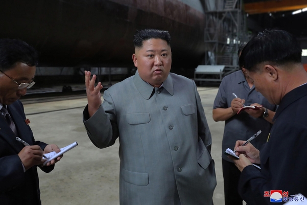  김정은 북한 국무위원장이 새로 건조한 잠수함을 시찰했다고 조선중앙통신이 23일 보도했다. 중앙통신이 이날 홈페이지에 공개한 사진./연합뉴스