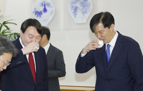  조국 민정수석(오른쪽)과 윤석열 신임 검찰총장이 25일 오전 청와대에서 열린 윤 총장의 임명장 수여식 전 열린 차담회에서 얘기를 나누다 차를 마시며 목을 축이고 있다./연합뉴스