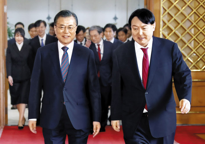 “살아 있는 권력에도 엄정하게 임해달라” - 문재인(왼쪽) 대통령이 25일 청와대에서 윤석열 신임 검찰총장에게 임명장을 수여한 뒤 윤 총장과 함께 환담장으로 이동하고 있다. 문 대통령은 이날 “청와대·정부든 집권 여당이든 만에 하나 권력형 비리가 있다면 정말 엄정한 자세로 임해달라”며 “살아 있는 권력에 대해서도 똑같은 자세가 되어야 한다”고 했다. 