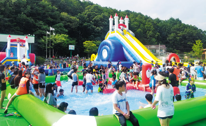 지난해 경기도 양평군 옥천면 양평 물 축제 행사장에서 물놀이를 하고 있는 시민들.