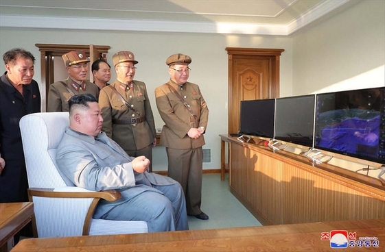  김정은 북한 국무위원장이 한미 군사연습과 남측의 신형군사장비 도입에 반발해 지난 25일 신형 단거리 탄도 미사일의 '위력시위사격'을 직접 조직, 지휘했다고 조선중앙통신이 26일 보도했다./연합뉴스