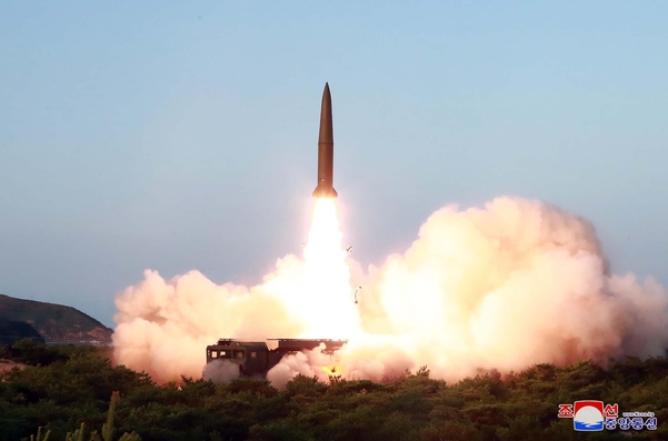  조선중앙통신은 26일 전날 함남 호도반도 일대에서 있었던 신형 단거리 탄도 미사일의 '위력시위사격' 장면을 보도했다./연합뉴스