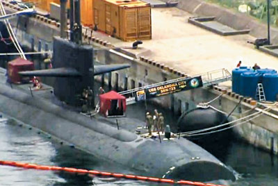 북한이 신형 탄도미사일을 발사한 25일 로스앤젤레스급 핵잠수함 오클라호마시티함이 부산항에 입항했다.