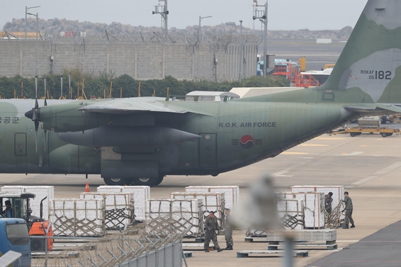 작년 11월 11일 오후 제주국제공항에서 공군 C-130 수송기가 제주산 감귤을 싣고 있다. /연합뉴스