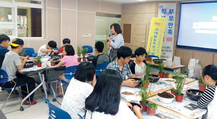 지난 2016년 6월 대구선명학교 생태환경부 학생들이 테이블야자를 이용해 수생식물 정원을 만들고 있다.