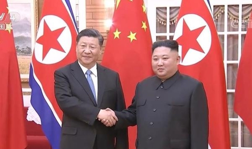  지난 6월 20일 북한을 방문한 시진핑 중국 국가주석이 김정은 북한 국무위원장을 만나 악수를 나누고 있다. /연합뉴스