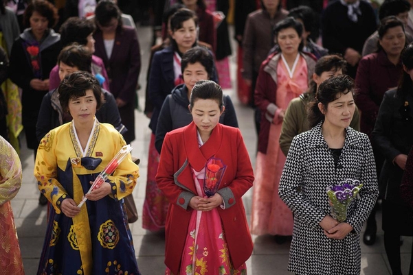 지난 4월 15일 북한 김일성 주석 생일 태양절을 맞아 평양 만수대 언덕에서 북한 여성들이 헌화 순서를 기다리고 있다. /AFP 연합뉴스