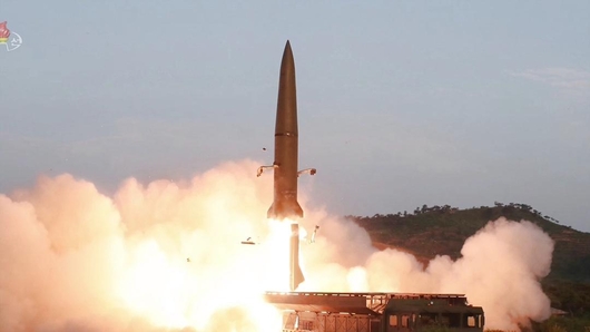  지난 25일 북한은 호도반도 일대에서 신형 단거리 미사일 두 발을 발사했다. 사진은 26일 조선중앙TV가 공개한 신형 단거리 미사일 발사 모습. /연합뉴스