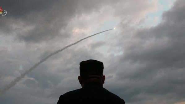 북한 김정은 국무위원장이 지난달 31일 북한 발사체 시험사격을 참관하고 있다. /조선중앙방송