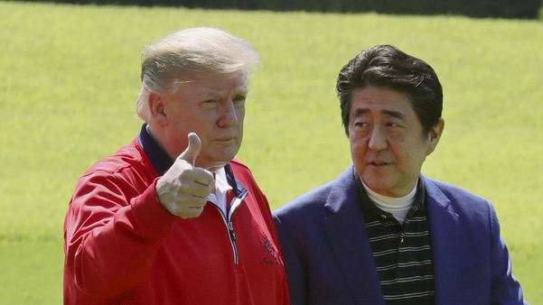 지난 5월 26일 일본 지바현 모바라시의 한 골프장에서 도널드 트럼프(왼쪽) 미국 대통령이 아베 신조 일본 총리와 대화를 나누며 엄지를 들어보이고 있다./연합뉴스