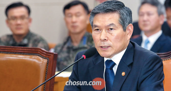 정경두 국방부 장관이 5일 국회 국방위원회에 출석해 여야 의원들의 질의에 답하고 있다. 