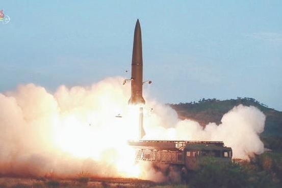  지난 7월 26일 조선중앙TV가 공개한 이동식 미사일발사차량(TEL)에서 발사되는 미사일의 모습 / 연합뉴스