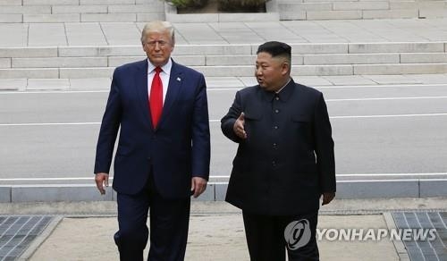 도널드 트럼프 미국 대통령과 북한 김정은 국무위원장이 지난 6월30일 오후 판문점 군사분계선 북측 지역에서 인사한 뒤 남측으로 향하고 있다. /연합뉴스
