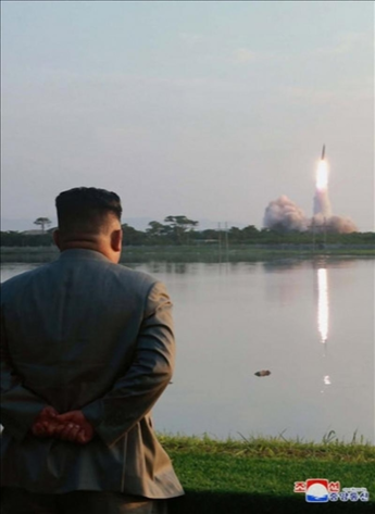 김정은 북한 국무위원장이 한미 군사연습과 남측의 신형군사장비 도입에 반발해 지난 7월 25일 신형 단거리 탄도 미사일의 '위력시위사격'을 직접 조직, 지휘했다고 조선중앙통신이 7월 26일 보도했다./연합뉴스