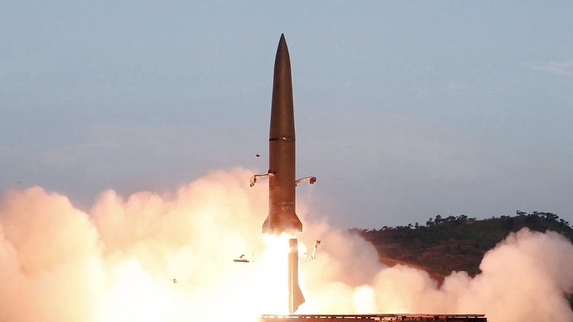 지난 7월 26일 조선중앙TV가 공개한 이동식 미사일발사차량(TEL)에서 발사되는 미사일의 모습. /연합뉴스