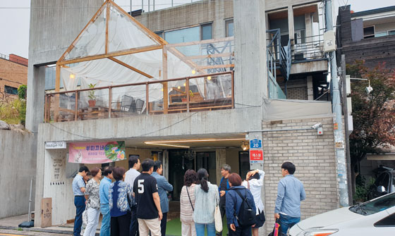 조선일보 땅집고 건축주대학 수강생들이 2019년 6월 서울 마포구 연남동에서 열린 현장 강의에서 김종석 쿠움파트너스 대표로부터 건축물에 대한 설명을 듣고 있다.