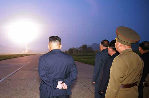 북한 노동신문은 “김정은 북한 국무위원장이 6일 새벽 신형전술유도탄 위력시위발사를 참관했다”고 7일 보도했다./노동신문