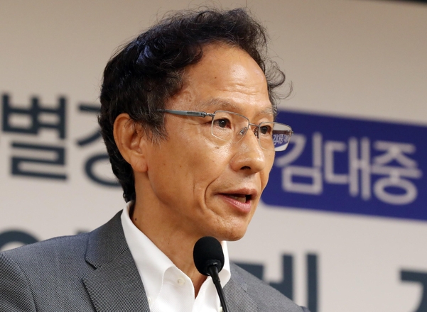 강상중 도쿄대 명예교수가 7일 오전 국회 의원회관에서 열린 '김대중 대통령 서거 10주기 추모강연: 한일 관계 진단과 해법' 행사에서 강연하고 있다./뉴시스