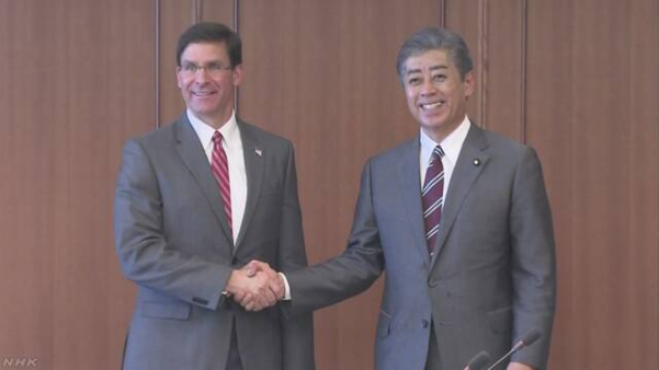 이와야 다케시(오른쪽) 일본 방위상이 7일 일본을 방문한 마크 에스퍼 미국 국방장관과 악수하고 있다. /NHK