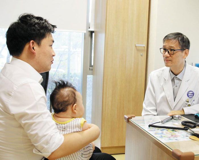 채규영 분당차병원 소아수면센터장이 7일 오후 밤에 잠을 잘 못 자는 생후 4개월 남자아이를 진료하고 있다.