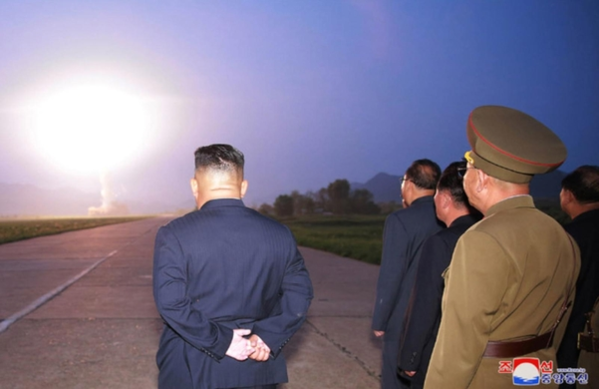 김정은 북한 국무위원장이 지난 6일 신형전술유도탄 발사를 참관했다고 조선중앙통신이 7일 보도하며 관련 사진을 공개했다./연합뉴스